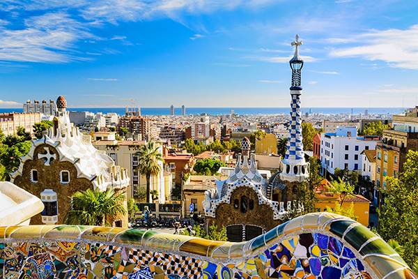 Besuchen Sie bei einem Stadtausflug in Barcelona den Park Güell und entdecken Sie die Mosaike und farbenfrohen Steine. 